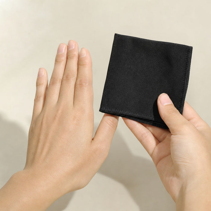 Dry matte skin after about a minute, a clean black cloth beside it